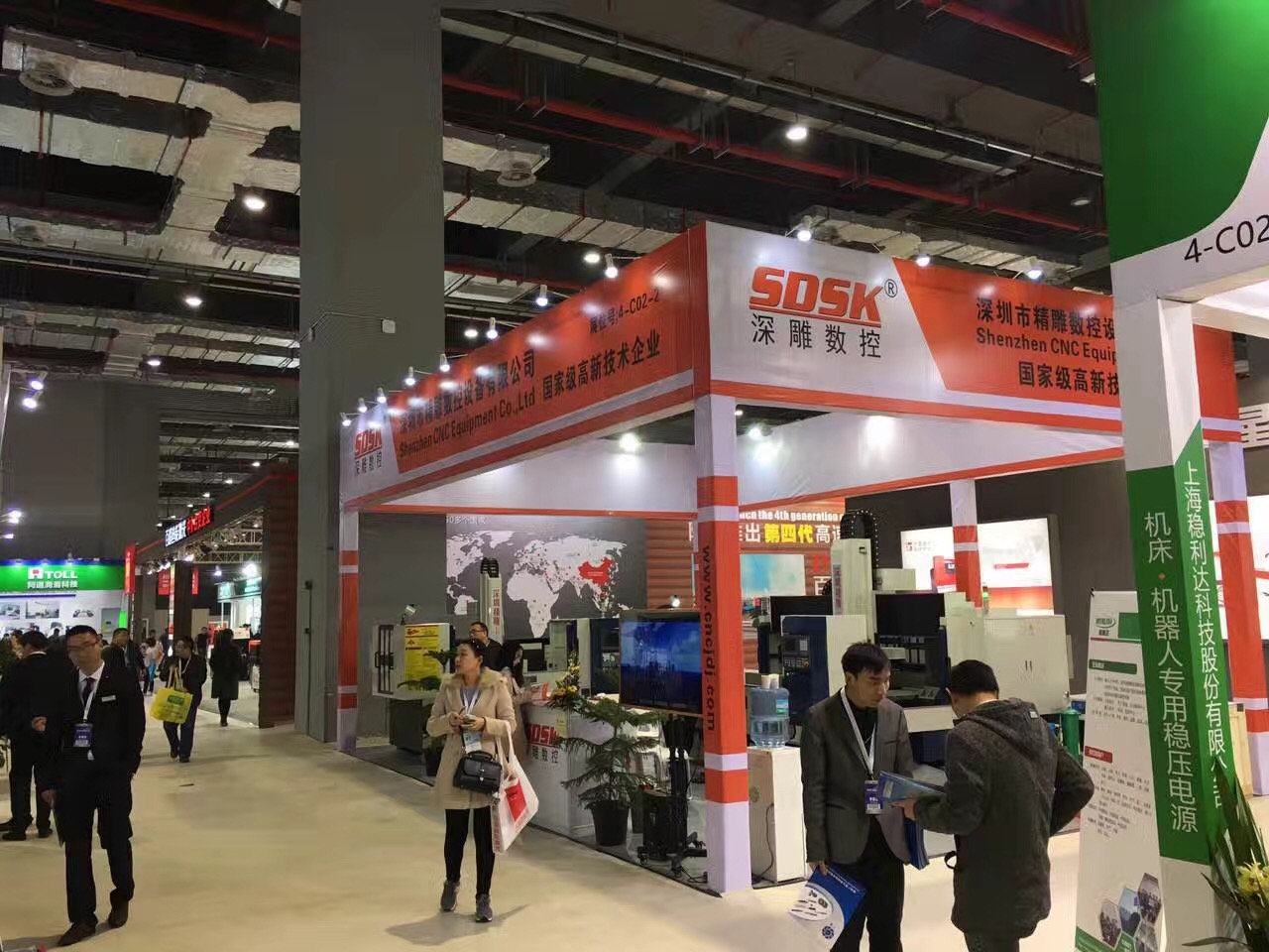 深圳精雕參加上海國際機床展會取得圓滿成功。展會上，公司主營機器，玻璃精雕機，大型精雕機，從外觀尺寸來講得到許多客戶的贊譽和認可。